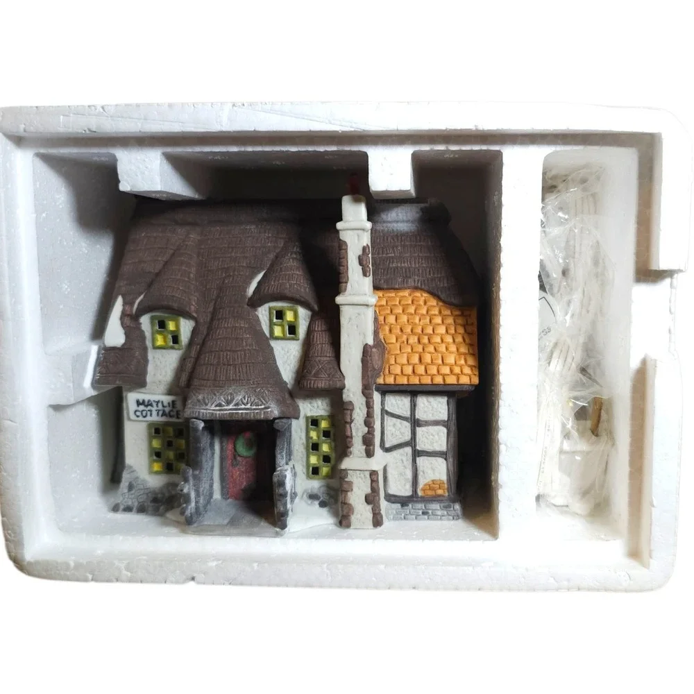 Dept 56 Dickens Village MAYLIE COTTAGE Oliver Twist 5553-0 Lighted Boxed Vintage